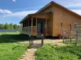 Большой дом с террасой, баней на дровах и чаном в лесу на берегу реки