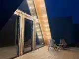 Треугольный дом на берегу реки