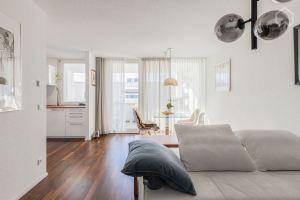 EXQUIS 2BR Luxury Apt. ROLF BENZ | Parking | Centre | Kitchen | Pick-up Service Airport, Бёблинген