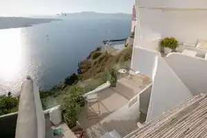 Globe Suites, Фира