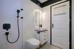 Monos Apartman, Татабанья