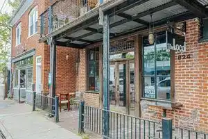 Best of Downtown and Belmont in cozy unique 2BD! Walk everywhere!, Шарлоттсвилл