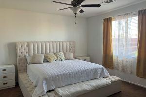 Spacious 5-bedroom house with WiFi and AC in charming North Las Vegas, Лас-Вегас