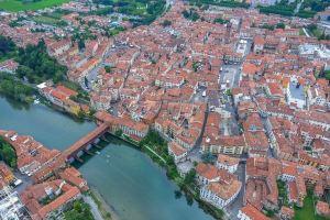 Charming 2-bedroom apartment in marvelous Bassano del Grappa with WiFi, AC, Бассано-дель-Граппа