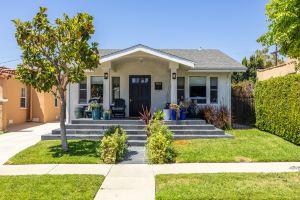 Mid-City LA Stay w/ Parking and Outdoor Space, Лос-Анджелес