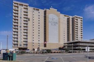 Coastal Beach condo with indoor pool, ocean views, steps to the beach, Вирджиния Бич
