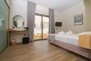 Lunar Hotel, Херсониссос