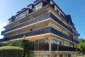 2-room luxury apartment with terrace near beach and town center, Довиль