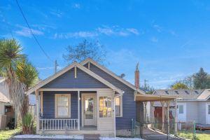 Beachwood Bungalow in Downtown Rockaway Beach, Рокуэй-Бич
