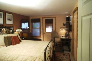 Two bedroom condo near to everything Ptown has to offer, Провинстаун