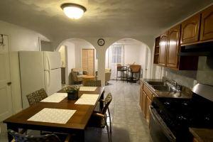Glorious Suite near Downtown with washer/dryer, Глочестер