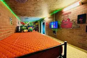 Nostalgic Lakeview Escape with Arcade and Pool - Vibrant Retro Haven, Сандаскай