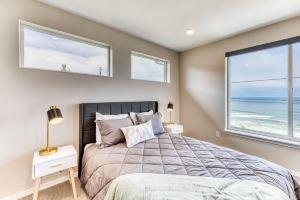 Oceanfront, dog-friendly home with hot tub & huge view - steps to beach access, Линкольн-Сити