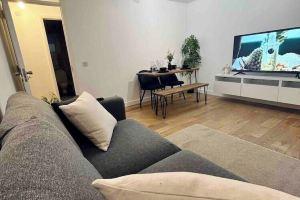 Lovely 1 Bed, Northolt Station, Лондон