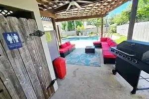 Poolside Triple Suite Retreat near casinos, Лейк-Чарльз