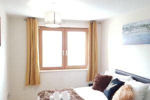 KCS Birmingham City Apartment with Balcony/Parking, Бирмингем