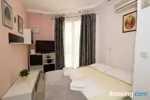 Apartman Roža, Омис