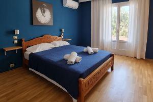 Spacious 5-bedroom house in Heraklion with WiFi, AC, Ираклион