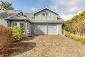 Charming Coastal Escape with Hot Tub and Firepit - Delightful Retreat, Линкольн-Сити