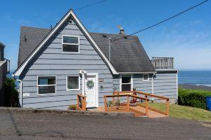 Sweeping Pacific Views and Spacious Living - Charming Coastal Retreat, Линкольн-Сити
