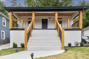Atlanta's Hidden Gem: Modern 4BR/2BA House with Grill and Outdoor Space!, Атланта