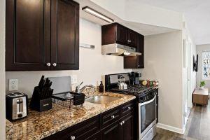 Modern Comfort and Chic Amenities Await - Cozy Stylish Retreat, Пеория