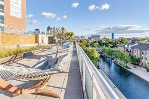 Canal Walk Downtown Apartments by Barsala, Индианаполис