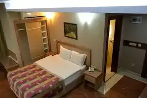 Engin Otel, Измир