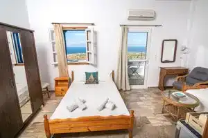 Stelios Rooms, Ия