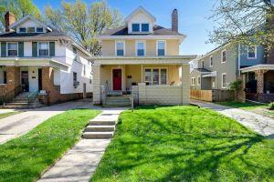 Charming Duplex Near Bradley University - Gorgeous Upper Retreat, Пеория