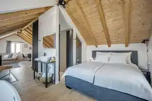 Studio Apartments Yucca, 2-Min to the Beach and 5 to Trogir, Трогир