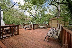 Historic Main St Wooded Bluff & Large Private Deck Luxury Lodging for Up to 6, Юрика-Спрингс