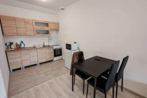 WorkStay Apartment – Modern Comfort with Private Parking, Near City Amenities, Кечкемет