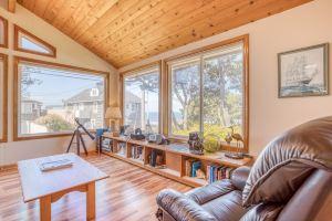Ocean Views and Cozy Atmosphere - Charming Coastal Hideaway, Линкольн-Сити