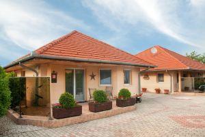 High quality house family idyll for 4-8 persons., Pool, Climate, Lake 1000m', Saun, Балатонберень