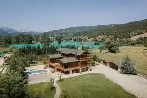 Styga Chalet, Калаврита