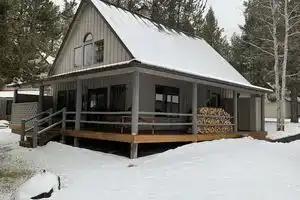Cozy home in heart of Sunriver w/ hot tub, close to Mt Bachelor, Санривер