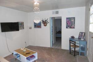 Downtown Las Cruses Apartment with Fine Art Collection, Лас-Крусес
