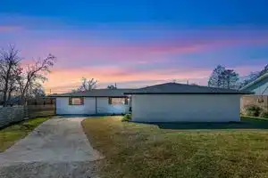 New-Bright-Stylish-City Center 4 Bedroom 3 Bath Home with Office, Лейк-Чарльз