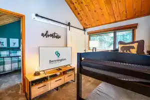 Charming Cabin with Community Pool and Cozy Fireplace - Inviting Escape, Санривер