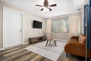 University Urban Oasis 1BR close to DT Peoria, Пеория