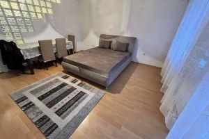 Quelle Apartment in Downtown with private garden, Кечкемет