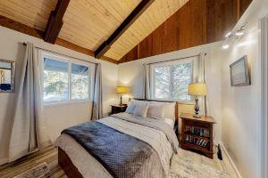 Quaint Dog-Friendly Escape Near Town & Beach W/ Ocean Views & High-Speed WiFi, Рокуэй-Бич
