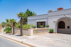 Villa Stephanotis 3 Bedroom with Private Pool, Мелиха