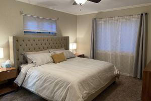 3 bdrm, SUNROOM & Patio; Near shops/Light Rail and easy access to downtown, Аврора