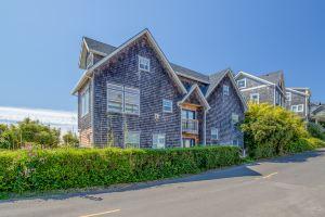 Panoramic Ocean Views and Spacious Deck - Charming Coastal Escape, Линкольн-Сити
