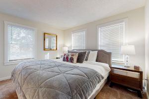 Condo in the heart of town near skiing - less than a mile to Okemo Mountain, Ладлоу