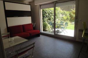 Apartment in luxury residence 2 steps from the sea + parking, Довиль