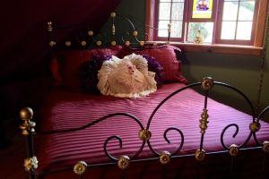Secluded Romantic Dollhouse BnB in Downtown Historic District, Юрика-Спрингс