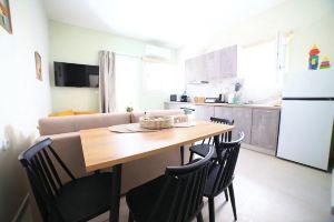 Charming 1-bedroom apartment in pleasant Galatas with AC, WiFi, Ханья